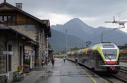 Egy Stadler FLIRT villamos motorvonat Stazione di Innichen állomáson