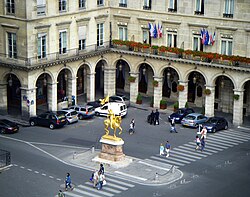 La place des Pyramides et l'hôtel Regina où débute le roman sur un accident nocturne