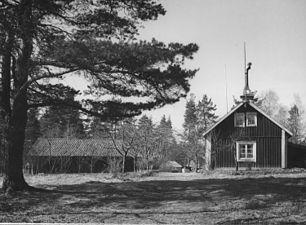 Torpet Skogstorp 1952, torpstugan till höger och uthusbyggnaden till vänster