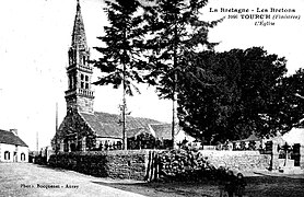 Tourch ː l'église paroissiale, le cimetière et son if vers 1925 (carte postale).