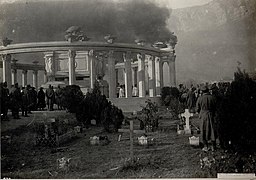 Inaugurazione del monumento con visibile l'area circostante adibita a cimitero