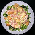 Insalata di tonno con sedano, cheddar e crostini