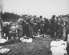 Gardes oustachis dépouillant des prisonniers à leur arrivée au camp d'extermination de Jasenovac