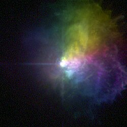 허블 우주 망원경이 찍은 큰개자리 VY. 별 외각에서 폭발로 뿜어져 나온 물질이 주변에 둘려 있다.