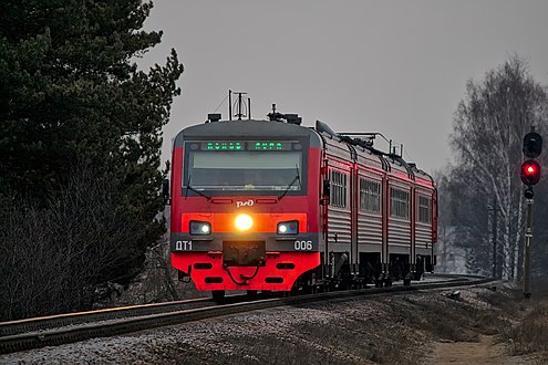 ДТ1-006 в корпоративной окраске ОАО «РЖД», с включенными светосигнальными приборами и маршрутным табло на участке Луга-I - 144 км