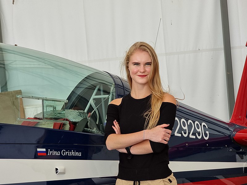 Ирина Гришина около своего самолёта