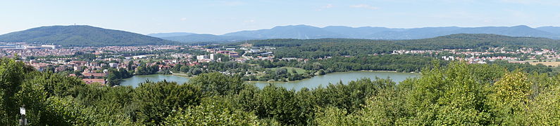 Le Salbert (à gauche) et la ligne bleue des Vosges dans le paysage de Belfort, vue prise depuis la Miotte.