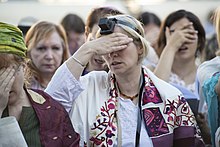 A member of the Women of the Wall prays while wearing tallit and tefillin A women praying.jpg