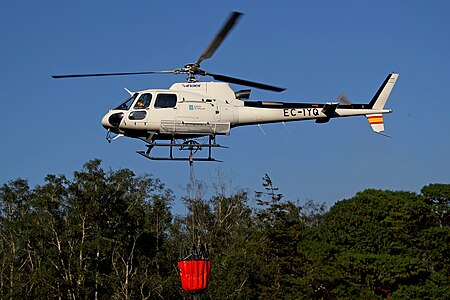 AS 350 collendo auga na lagoa de Castiñeiras