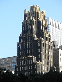美国散热器大楼（英语：American Radiator Building），雷蒙德·胡德（英语：Raymond Hood）设计 (1924年)