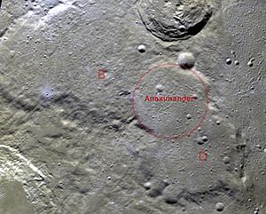 Anaximander mit Nebenkratern B und D, darüber Carpenter, unten links der Kraterrand von Pythagoras (Clementine)