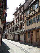 Façades arrières de trois maisons de la place par la rue des seigneurs