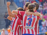 Los futbolistas del Atlético de Madrid festejan un gol abrazándose.