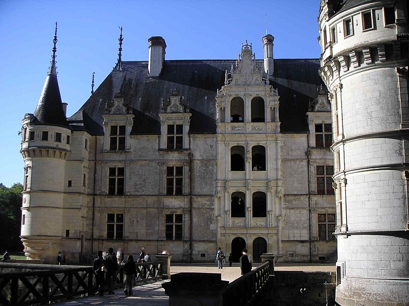 La chasse aux trésors 800px-Azay-le-rideau_cour_intérieure