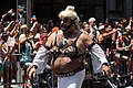 El performance «Beardonna» (acrónimo del argot bear + Madonna del nombre de la cantante) en el NYC Pride March de 2014.