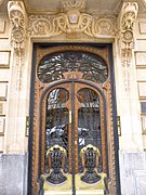 Puerta con decoración modernista