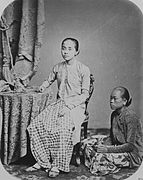Fotografia de l'estudi de Raden Ayu Danudirdja amb el seu servent (1860).