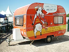 La caravane Meuh Cola lors du Caen Rétro Festival 2011.