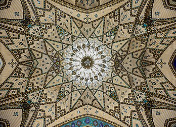 Plafond d'un chabestan du sanctuaire de Fatima Masoumeh, à Qom (Iran). (définition réelle 11 554 × 8 354)