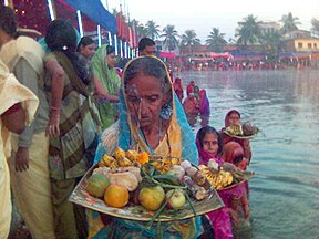 महिलाहरू सुर्यदेवलाई अर्घा दिंदै