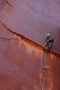 Sziklamászás az Indian Creeken, a Canyonlands Nemzeti Park területén, Moab közelében (Utah, Amerikai Egyesült Államok)