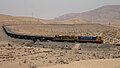 Tren de Ferronor rumbo a la mina Los Colorados. Nótese la pendiente del trazado.