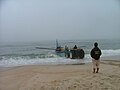 Fin de la mise à l'eau du bateau par le tracteur qui pousse.