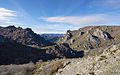 Vue générale avec le Caroux à l'est (gauche) des monts de l'Espinouse à l'ouest (droite)