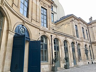 Porte d'entrée, sur la place Vendôme, et aile sud