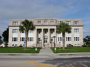 Highlands County Courthouse (2007). Das Courthouse wurde 1926 im Stile des Neoklassizismus errichtet und im August 1989 in das NRHP eingetragen.[1]