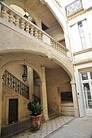 Escalier en loggia dans la cour