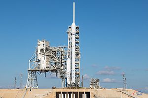 Raketa Falcon 9 s prvním stupněm B1034 a telekomunikační družici Inmarsat-5 F4 na rampě.