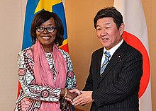 Marie Tumba Nzeza (à gauche) en 2019 lors d'une rencontre avec son homologue japonais Toshimitsu Motegi.