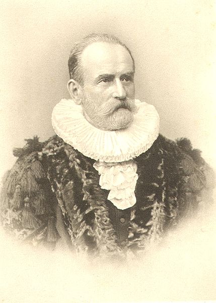      http://upload.wikimedia.org/wikipedia/commons/thumb/1/19/Johannes_Versmann.jpg/429px-Johannes_Versmann.jpg        