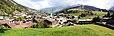 Vue panoramique de La Clusaz, avec l'église Sainte-Foy au centre.