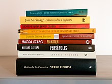 lombadas de livros empilhados; cada um está incluído no Plano Nacional de Leitura