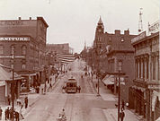 Front Street intorno al 1909. La torre dell'orologio della Marquette County Savings Bank (Cassa di risparmio della contea di Marquette) sullo sfondo esiste ancor oggi