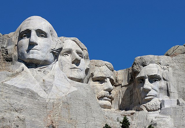 รูปปั้นครึ่งตัวของประธานาธิบดีสหรัฐ 4 คน ณ ภูเขารัชมอร์