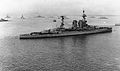 A Queen Elizabeth osztályú HMS Barham brit csatahajó eredeti állapotában, két kéménnyel.