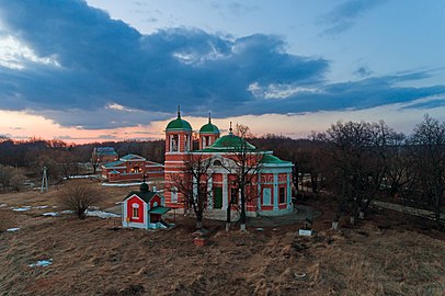 Церковь на фоне усадебных построек