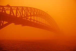 Le Harbour Bridge de Sydney au cours d'une tempête de poussière rouge, en 2009. (définition réelle 3 872 × 2 592)