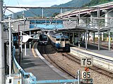 中線にて特急を待避する普通列車（2007年10月）