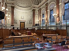 Photographie en couleurs représentant l'intérieur de la salle des assises du tribunal de Pau.