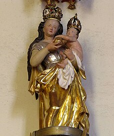 Статуя мадонны с младенцем