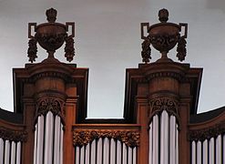 Vasos sobre el órgano de la iglesia de San Sebastián en Soultzmatt (Alemania)