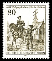 80-Pfennig-Briefmarke mit einer Zeichnung eines uniformierten Reiters neben einem uniformierten Fußgänger. Dahinter ein Gebäude mit einer Zeigerkonstruktion auf dem Dach