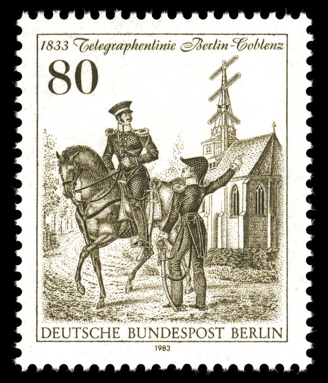 80-Pfennig-Briefmarke mit einer Zeichnung eines uniformierten Reiters neben einem uniformierten Fußgänger. Dahinter ein Gebäude mit einer Zeigerkonstruktion auf dem Dach