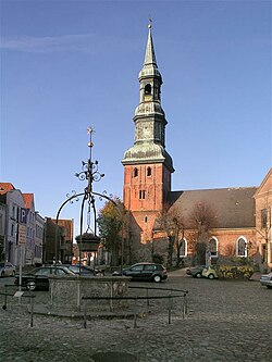 Tönning, centrum města Trh (Markt) s kostelem sv. Vavřince.