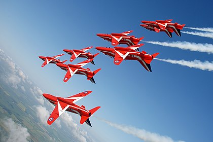 Os Red Arrows ("Flechas Vermelhas") são o grupo acrobático da Força Aérea Real, com base em RAF Scampton, Lincolnshire, Inglaterra. (definição 3 600 × 2 400)