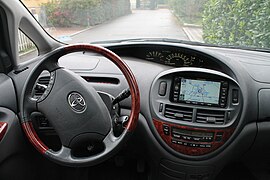 Cockpit eines Toyota Previa (2)